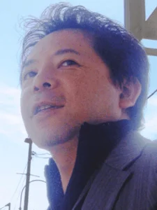 屋外で撮影されたアジア系男性のポートレート