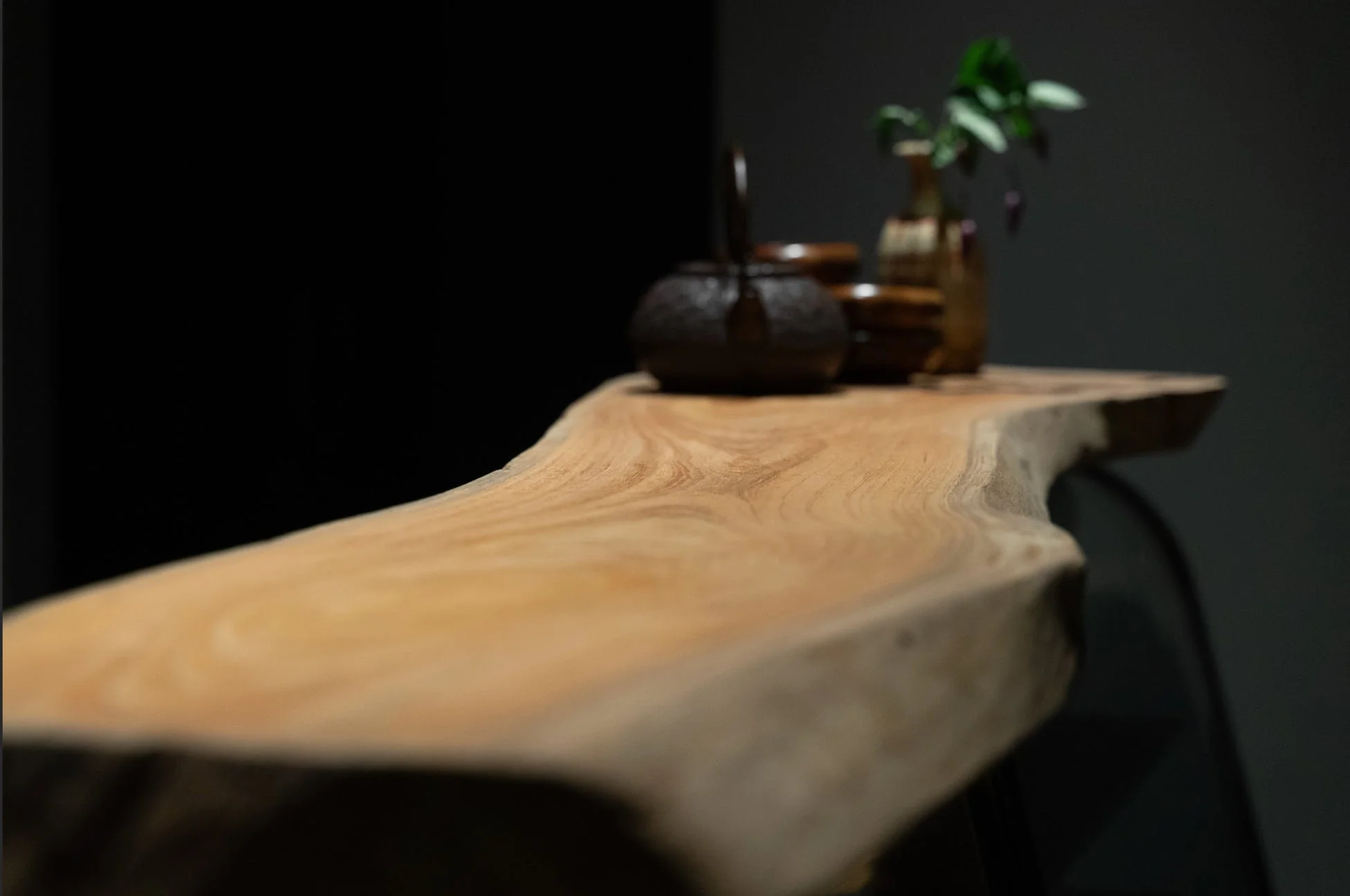 木製テーブルと鉄瓶