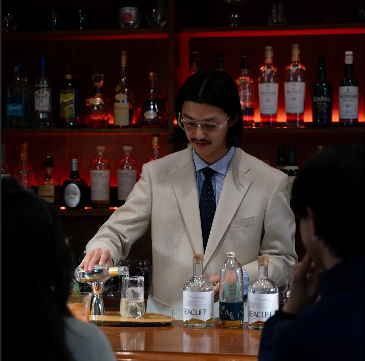 バーテンダーがカクテルを作る様子