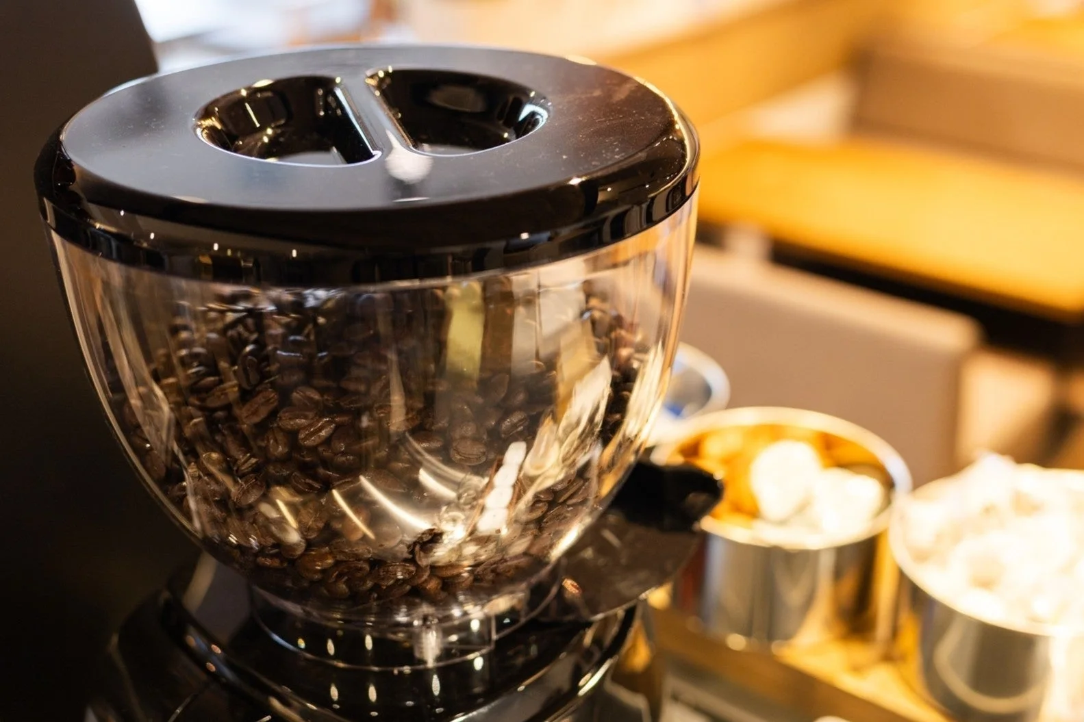 コーヒー豆とグラインダー