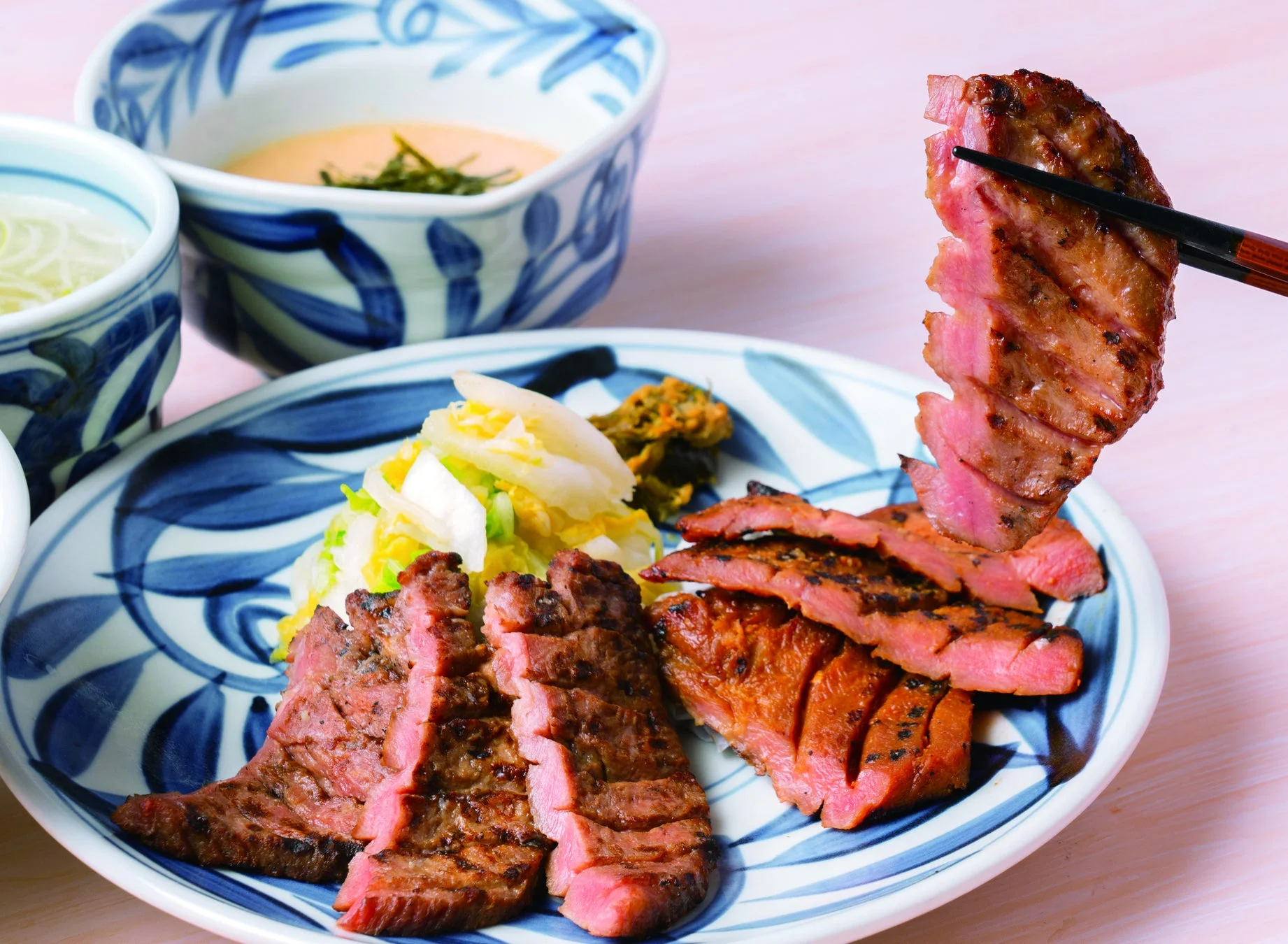焼き色が香ばしい牛タンがメインの定食