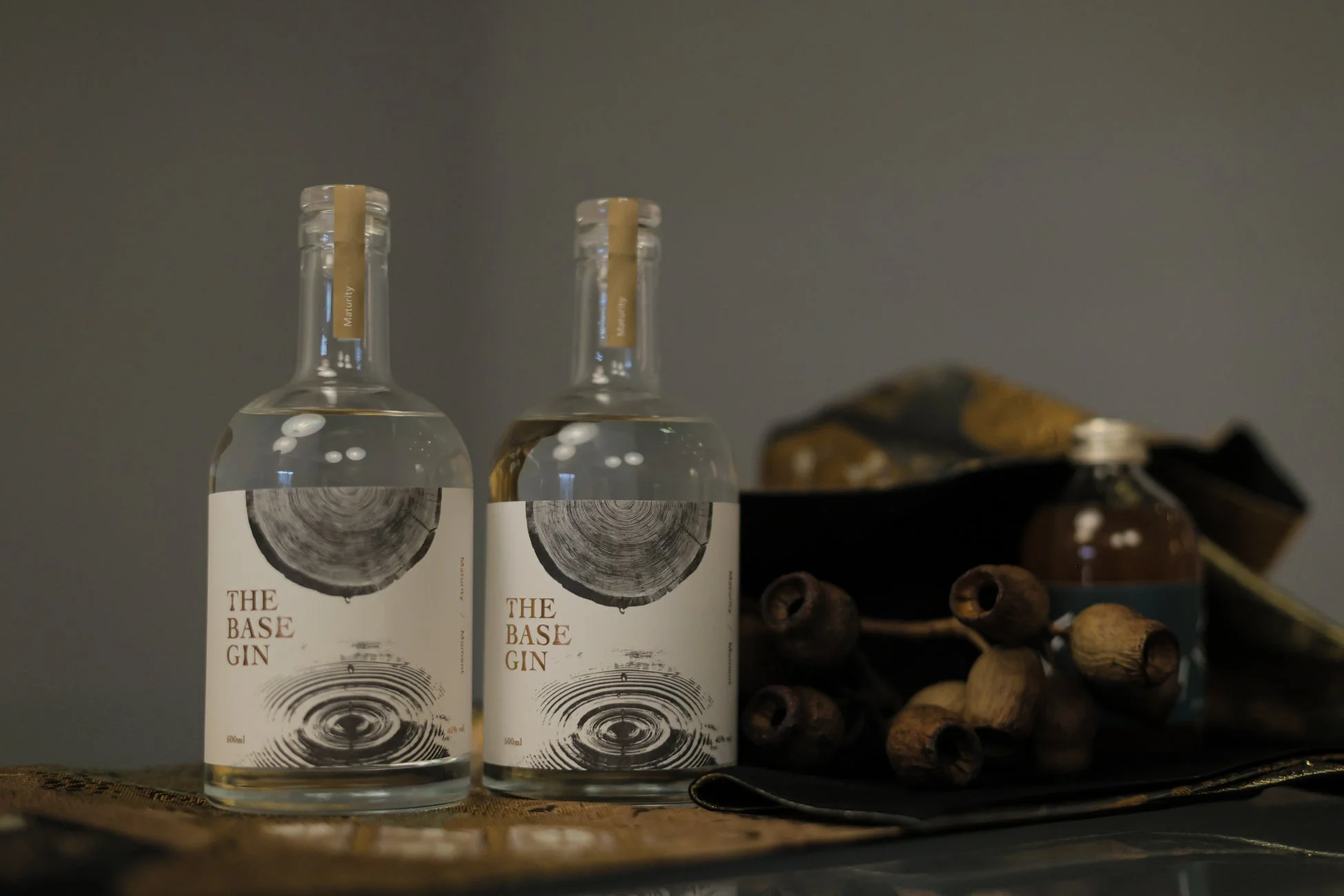 THE BASE GINのボトルとボタニカル