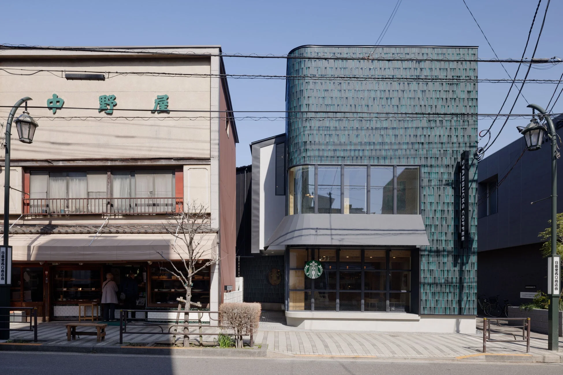 「中野屋」とスターバックスコーヒーが並ぶ日本の街並み