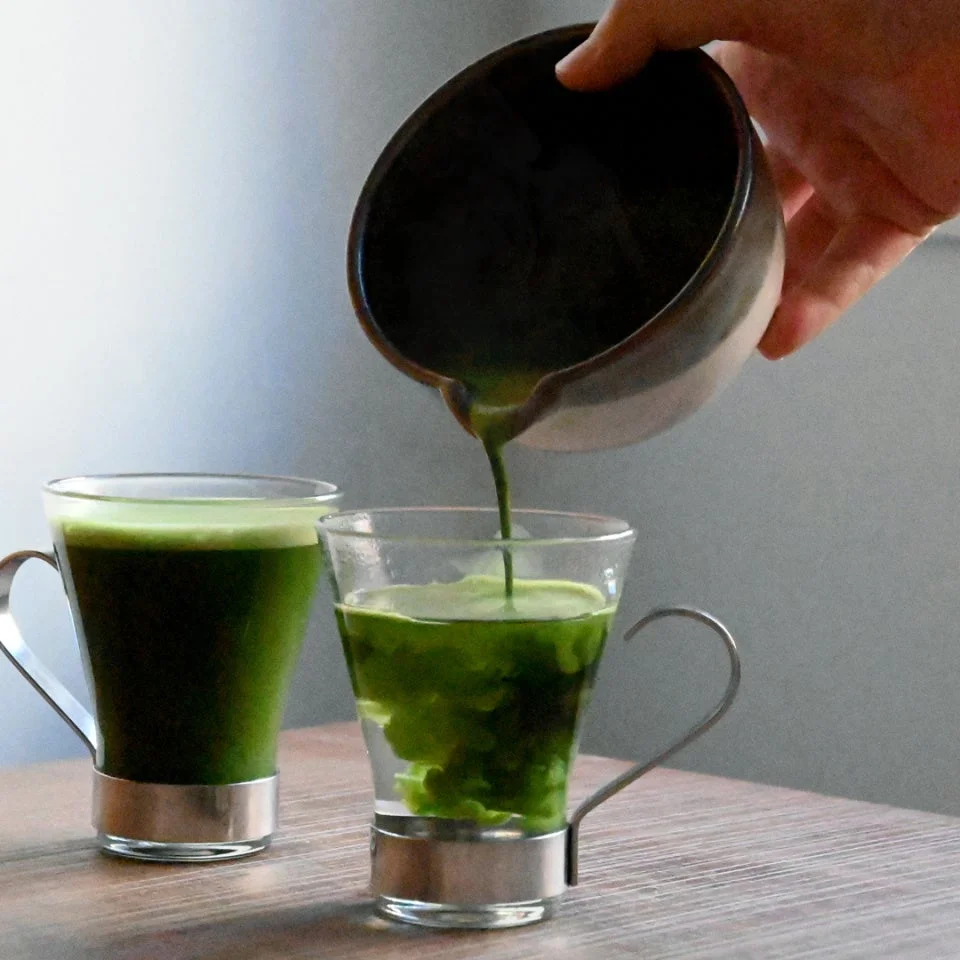 抹茶を注ぐ様子