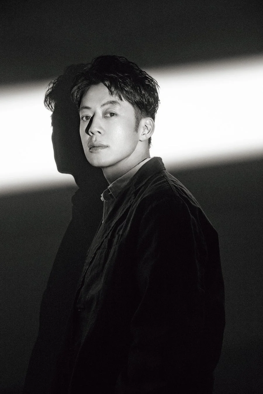 西野亮廣さんのモノクロポートレート