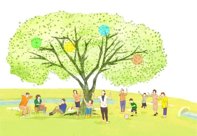水彩画風のイラストで、大人と子供が大きな木の下で集まり、くつろいだり遊んだりしています。