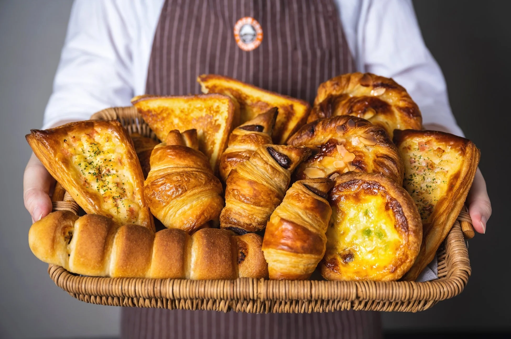 焼き立てパンを持つ人