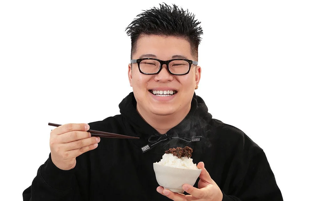 男性,食事,ご飯,肉,箸,笑顔,幸せ,食べ物,アジア人,眼鏡,パーカー,湯気,シンプル背景,和食,どんぶり