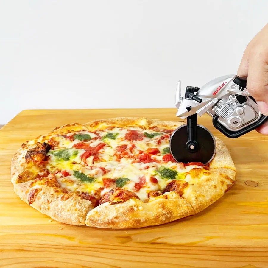 SUZUKI製ピザカッターでピザを切り分けている様子