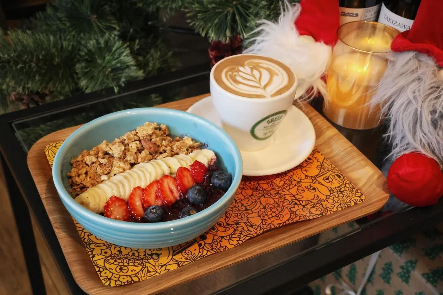 アサイーボウルとラテアートのコーヒー