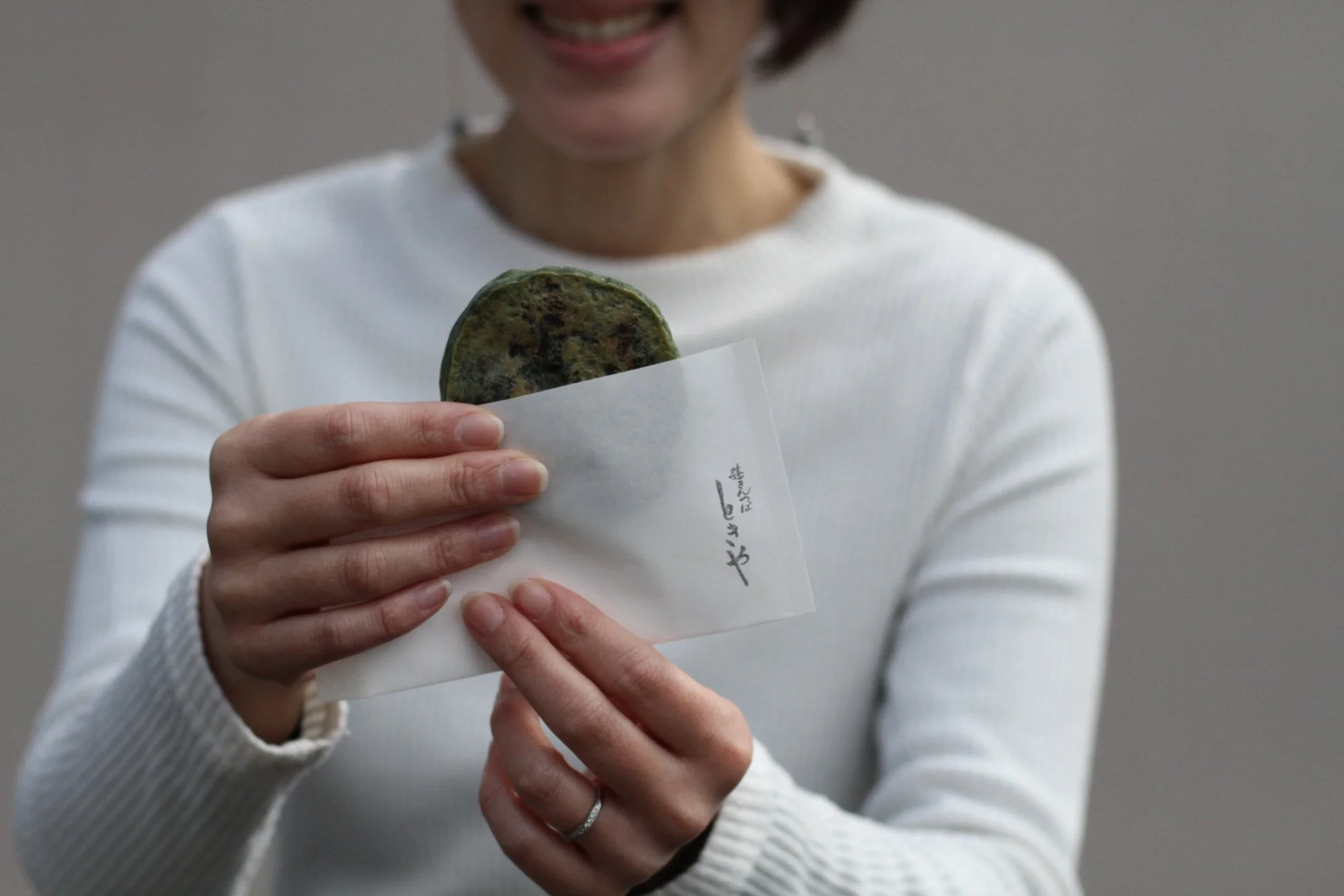 生せんべいを持つ女性