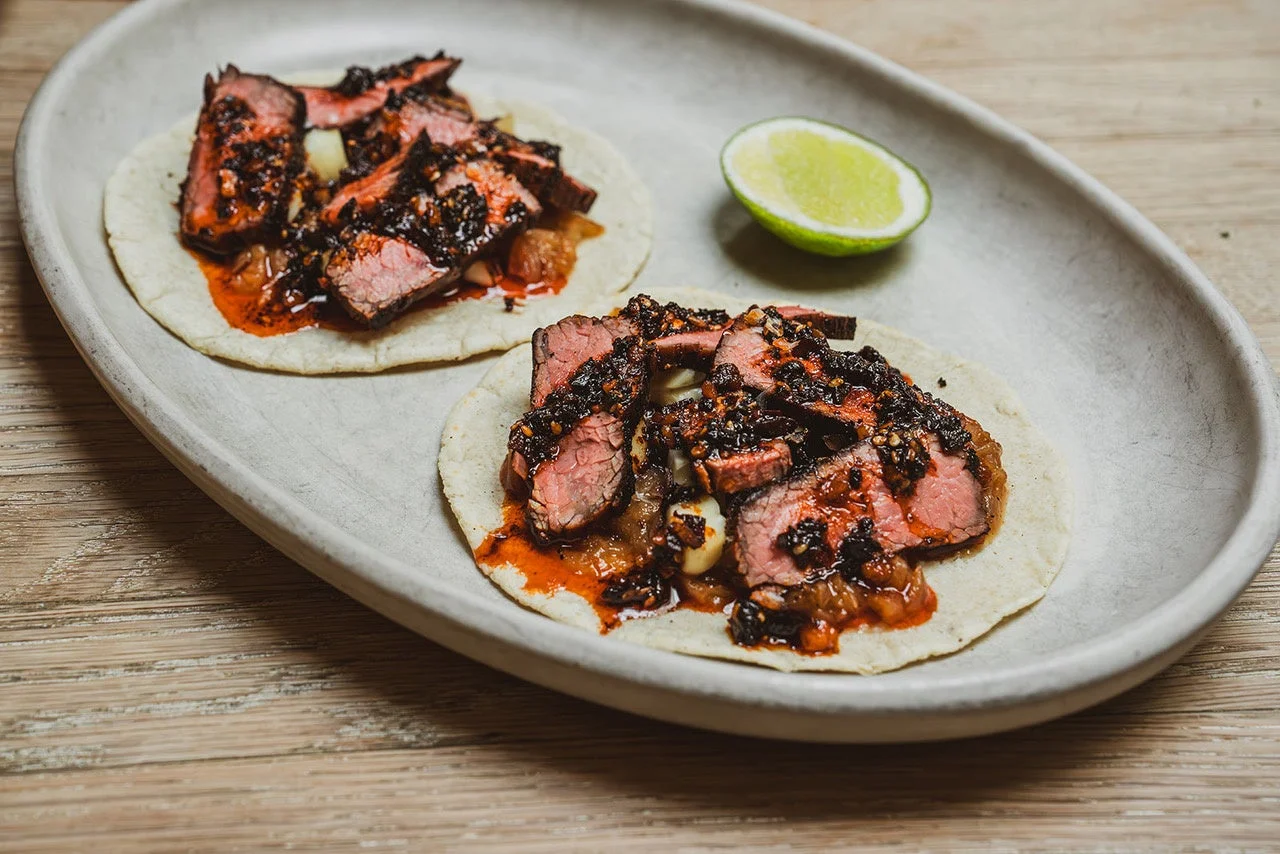 ステーキと特製ソースがたっぷり乗ったタコス