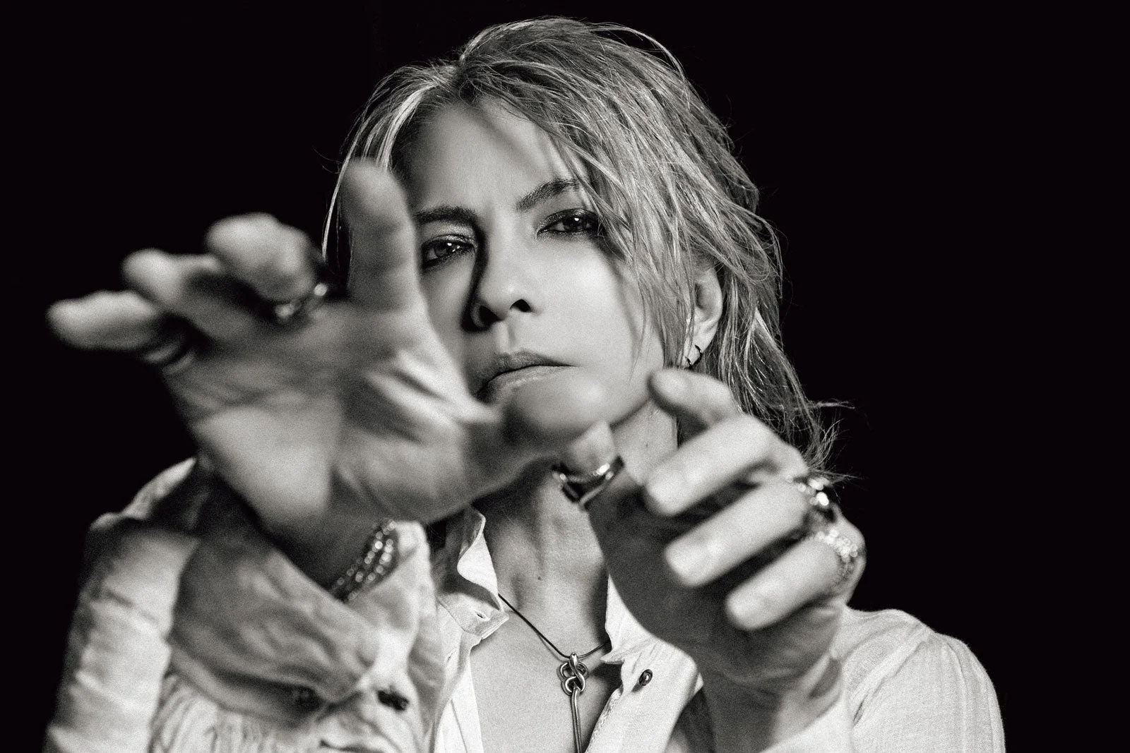 HYDEさんのモノクロポートレート