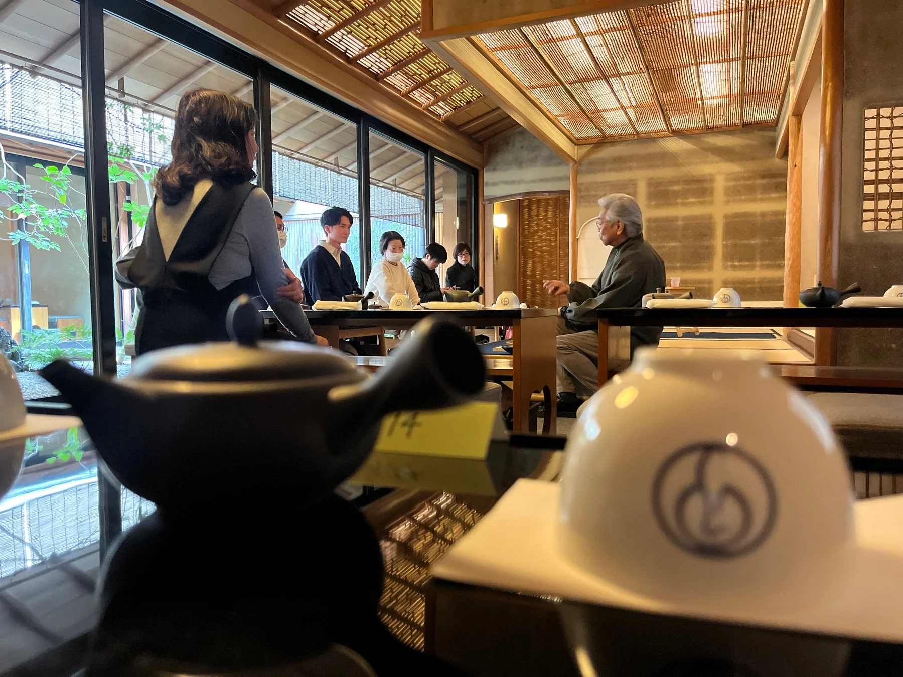 日本家屋,和室,茶道,茶会,会食,会議,人々,日本庭園,伝統文化,室内,落ち着いた雰囲気,茶器