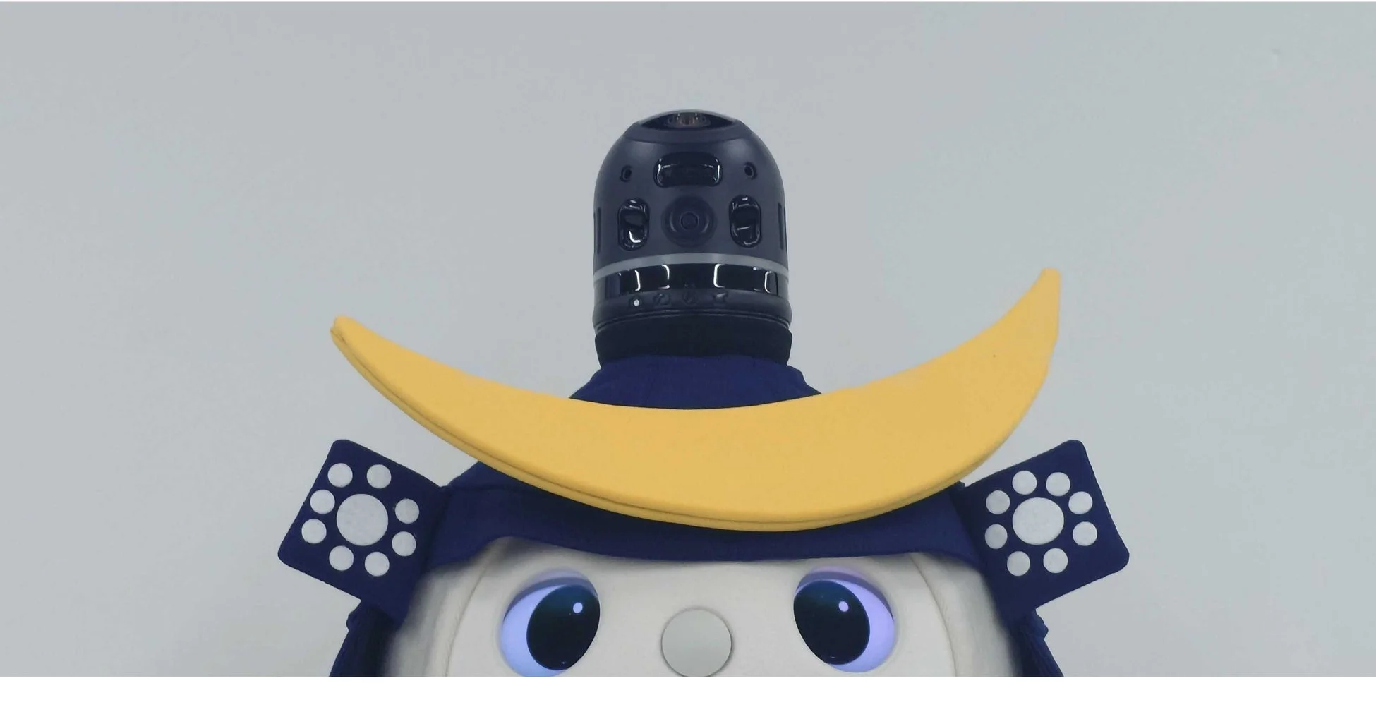 サムライの兜を模した装飾を身につけたLOVOTの顔