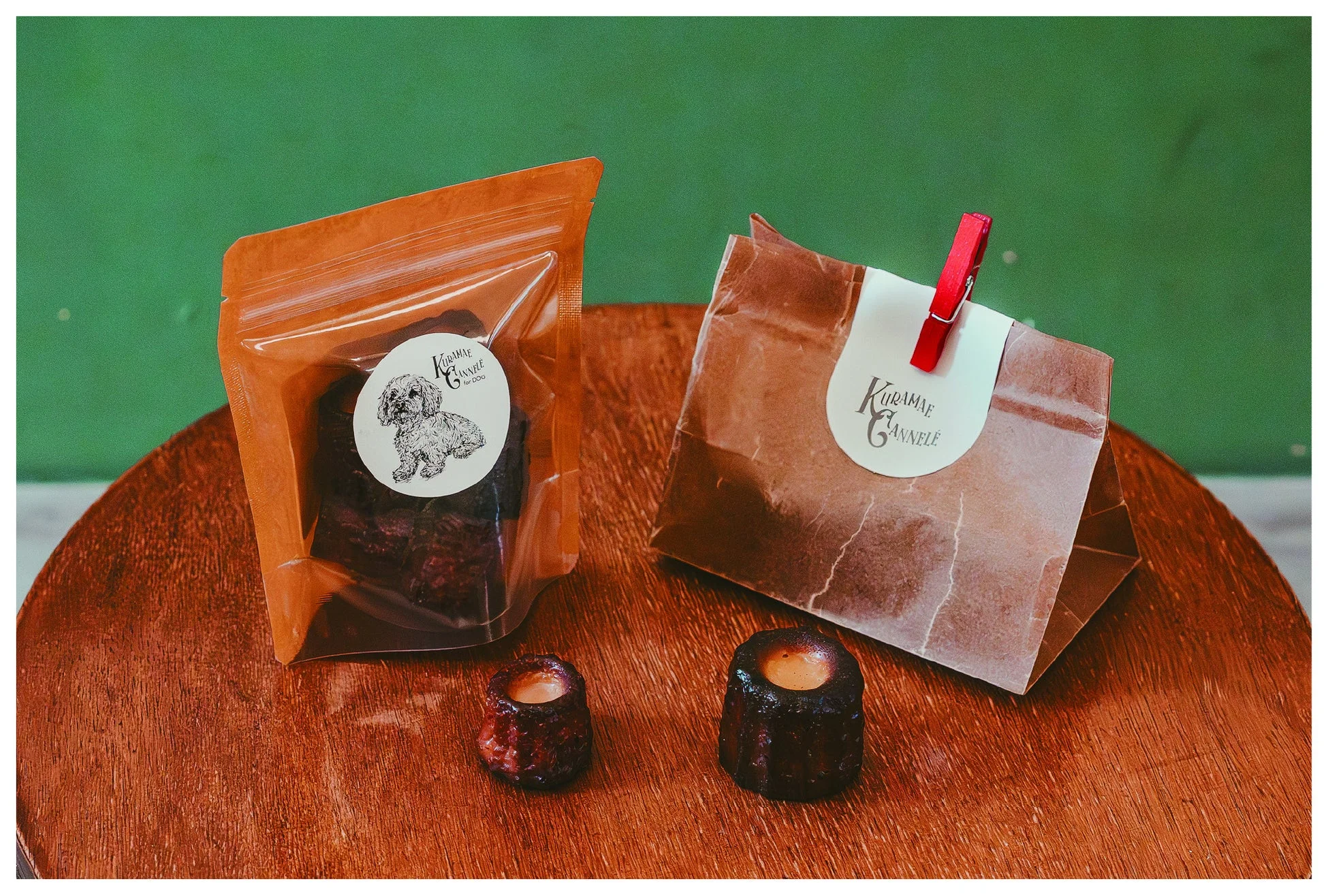 木製のテーブルの上に置かれた犬用のカヌレ