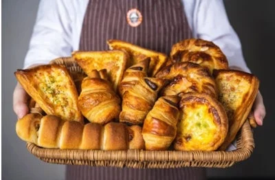 焼きたてパンのバスケット