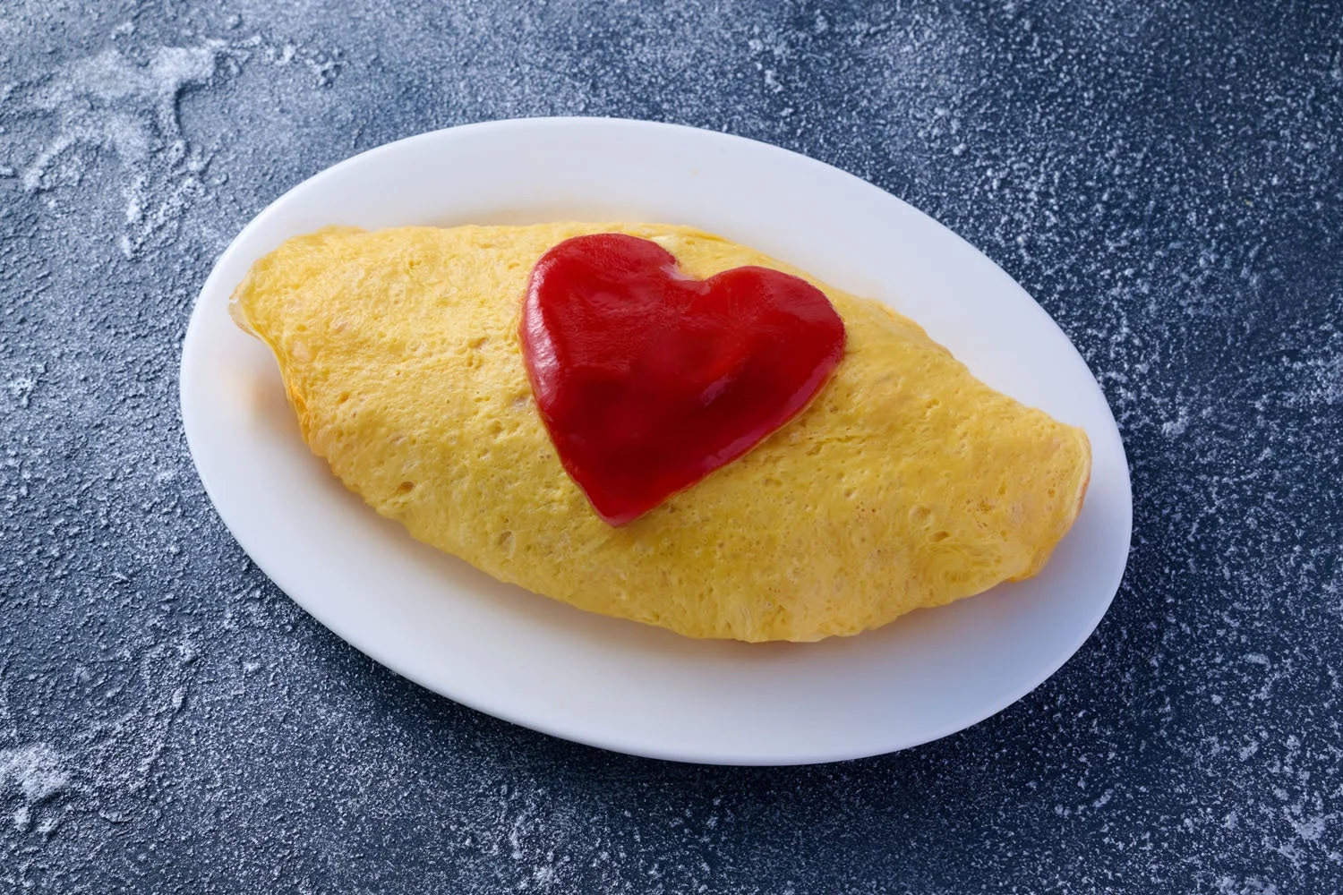 ハートのケチャップが可愛いオムライス