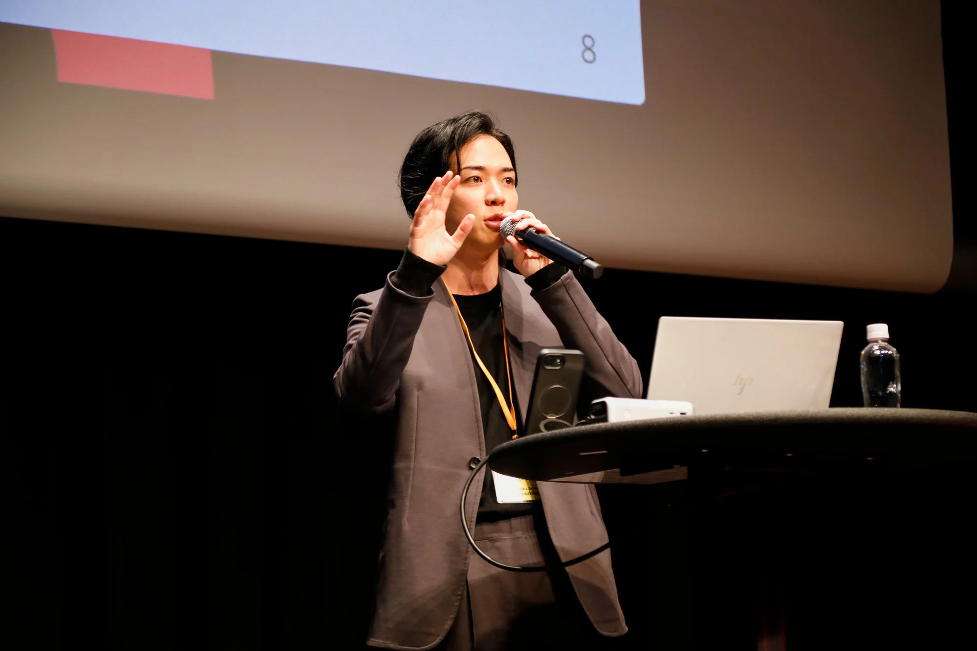 ステージ上でプレゼンテーションを行う細川遥平氏