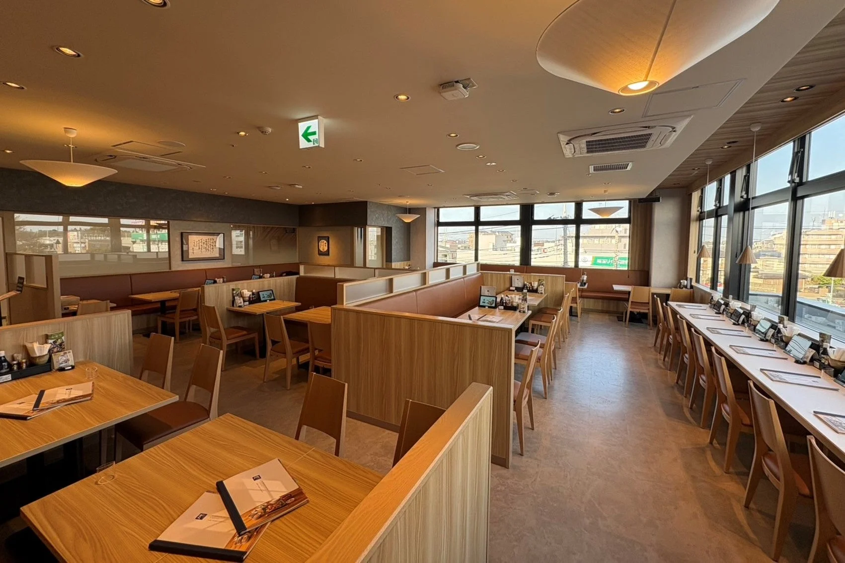 モダンなインテリアの広々としたレストラン店内