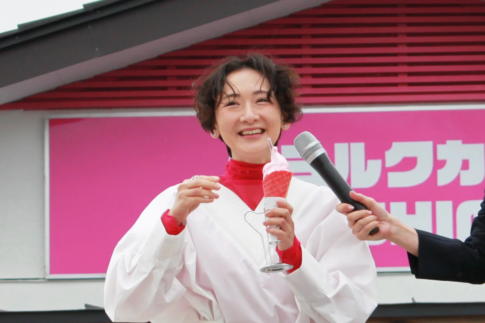 生駒里奈さんとソフトクリーム