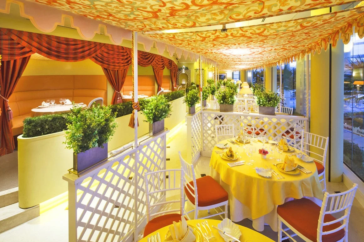 豪華なレストランの屋内空間