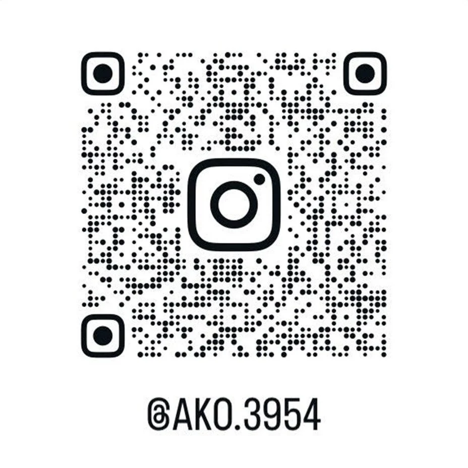 Instagramアカウント「@AKO.3954」へのアクセスを示すQRコードが中央に配置された画像です。