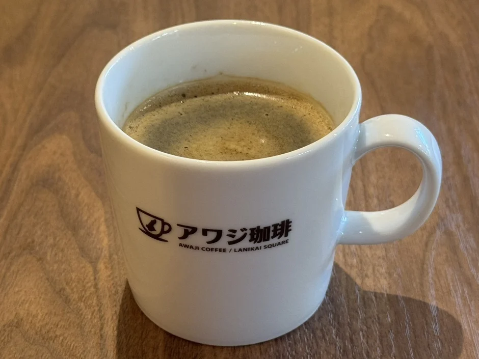 アワジ珈琲のロゴと温かいコーヒー