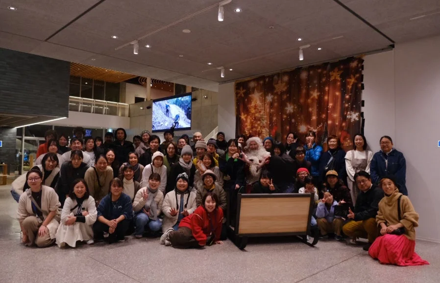 集合写真、クリスマス、サンタクロース、イベント、屋内、大人、笑顔、グループ、記念写真、冬