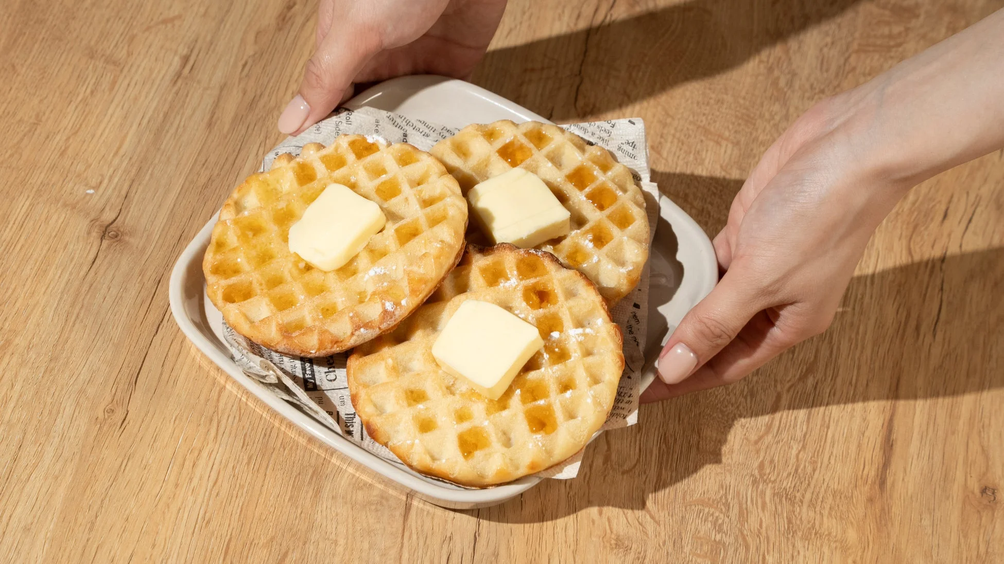 ワッフルとバター、シロップ