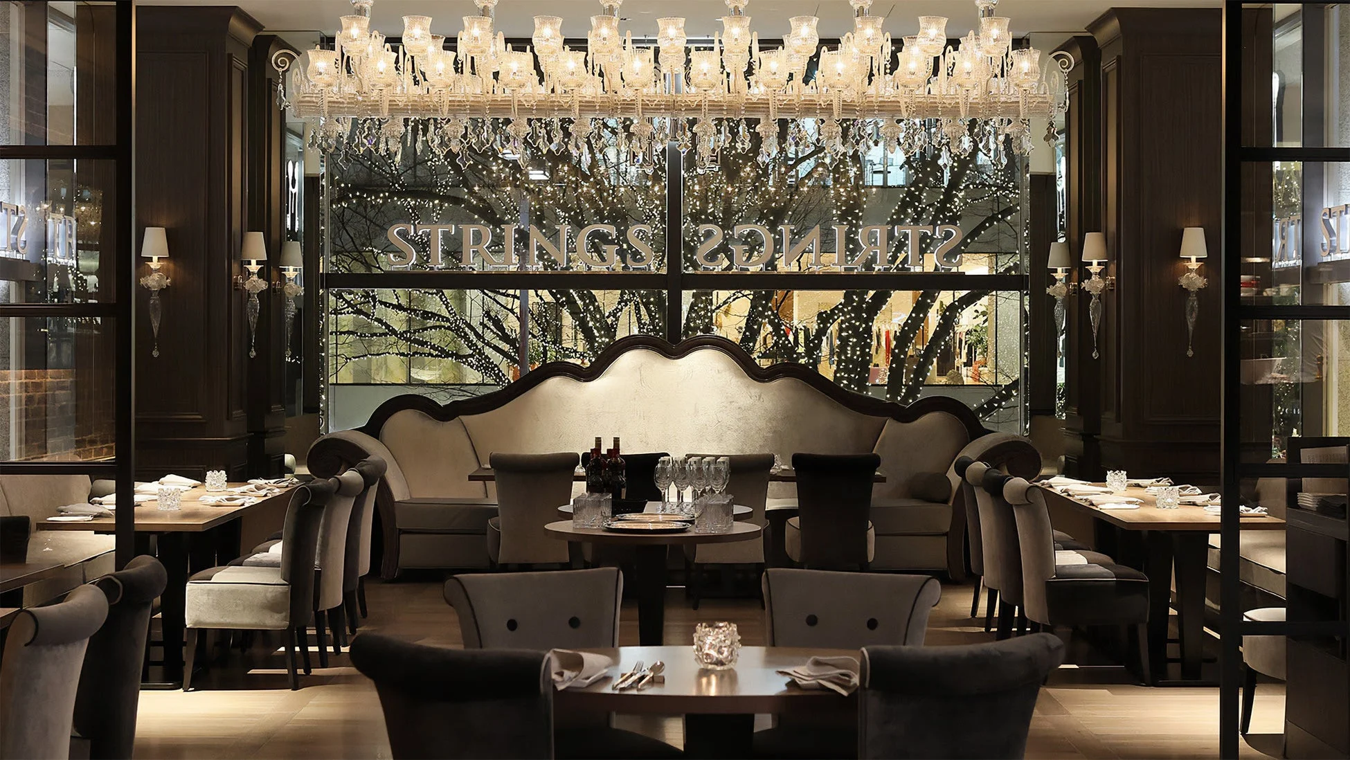 TAVERN by the greenの店内