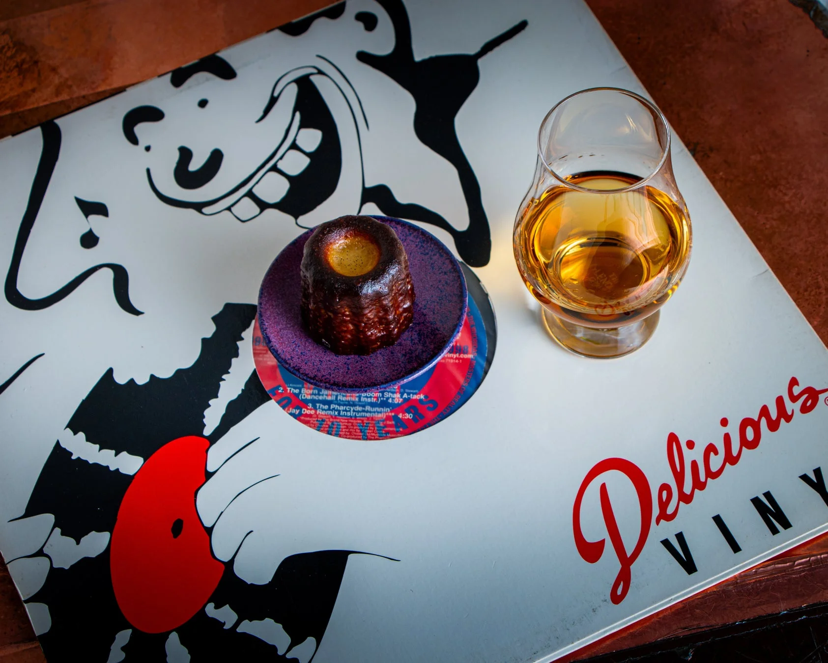 カヌレ、ウィスキー、レコード