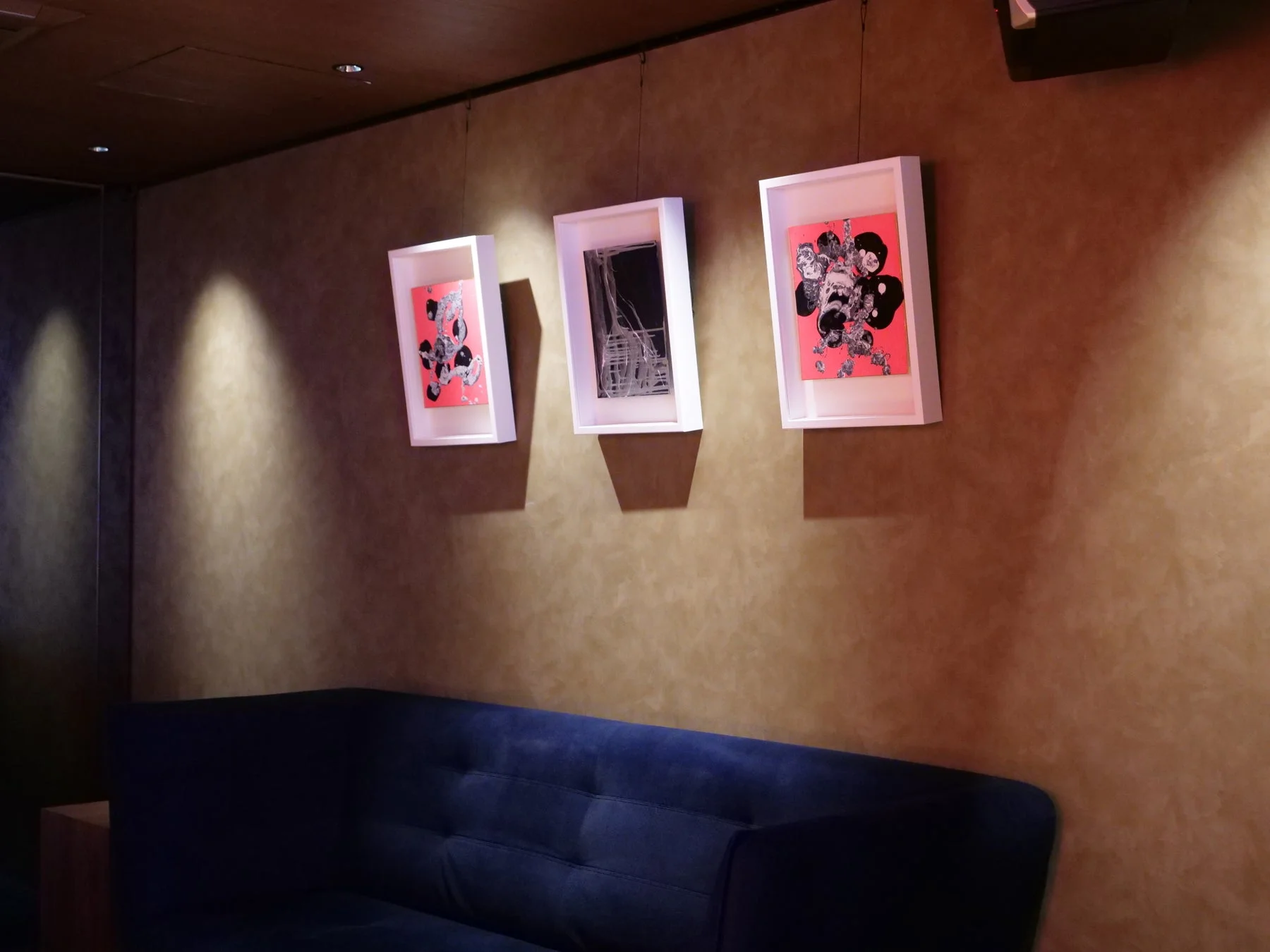 抽象画が飾られたソファスペース