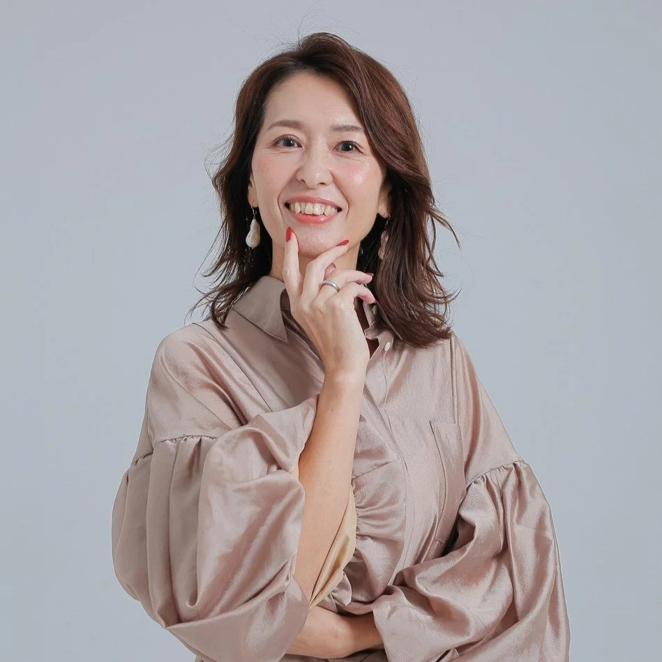 笑顔でポーズをとる日本人女性のポートレート