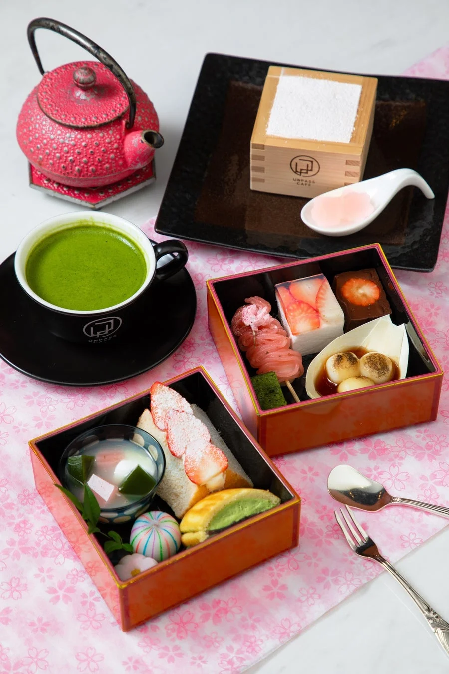 桜と苺を楽しむ春限定アフタヌーンティー