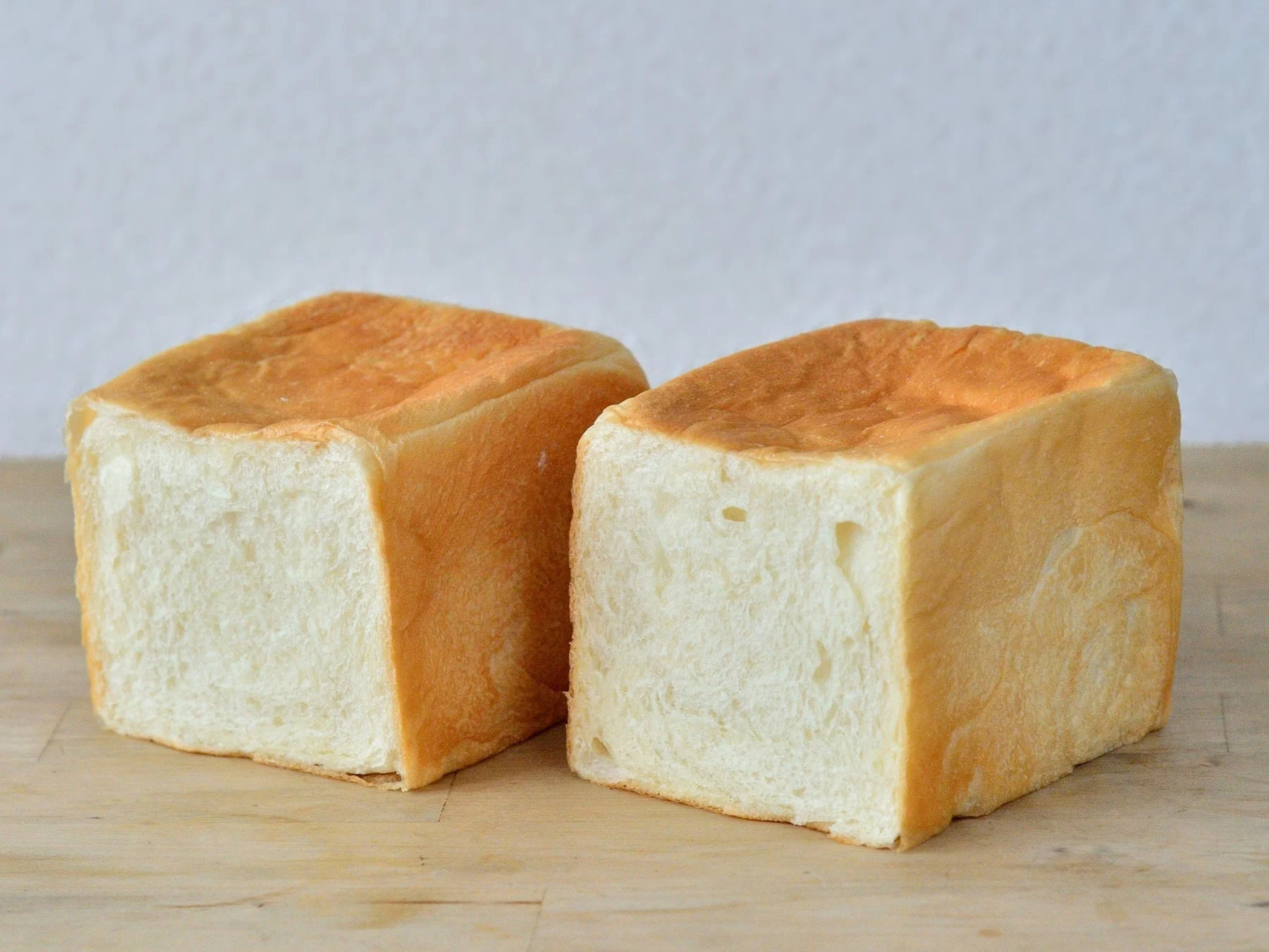 焼き立ての食パン