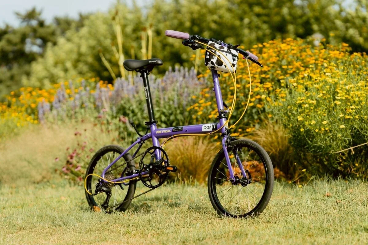 紫色の折りたたみ自転車