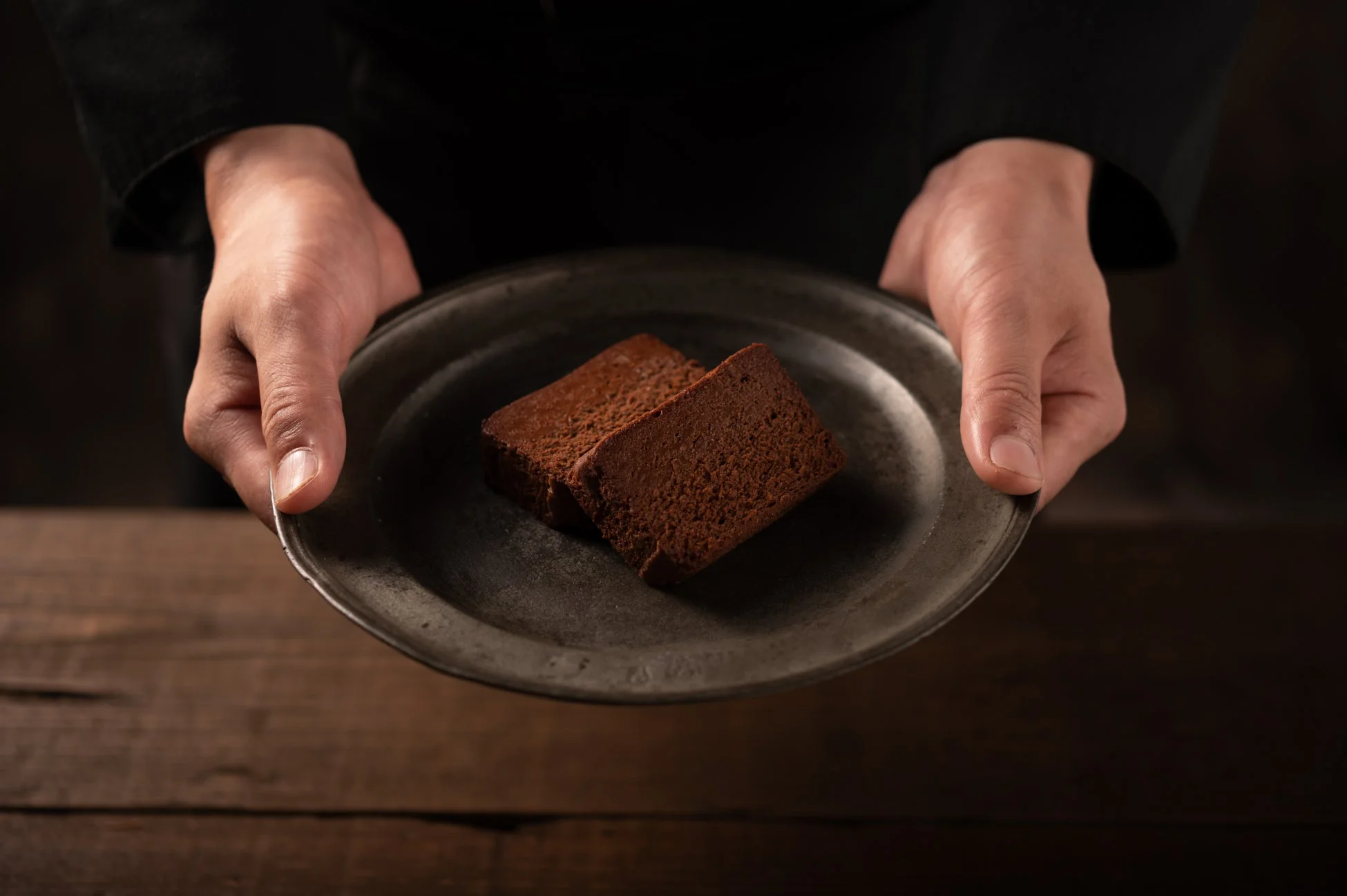 カットされたチョコレートケーキ