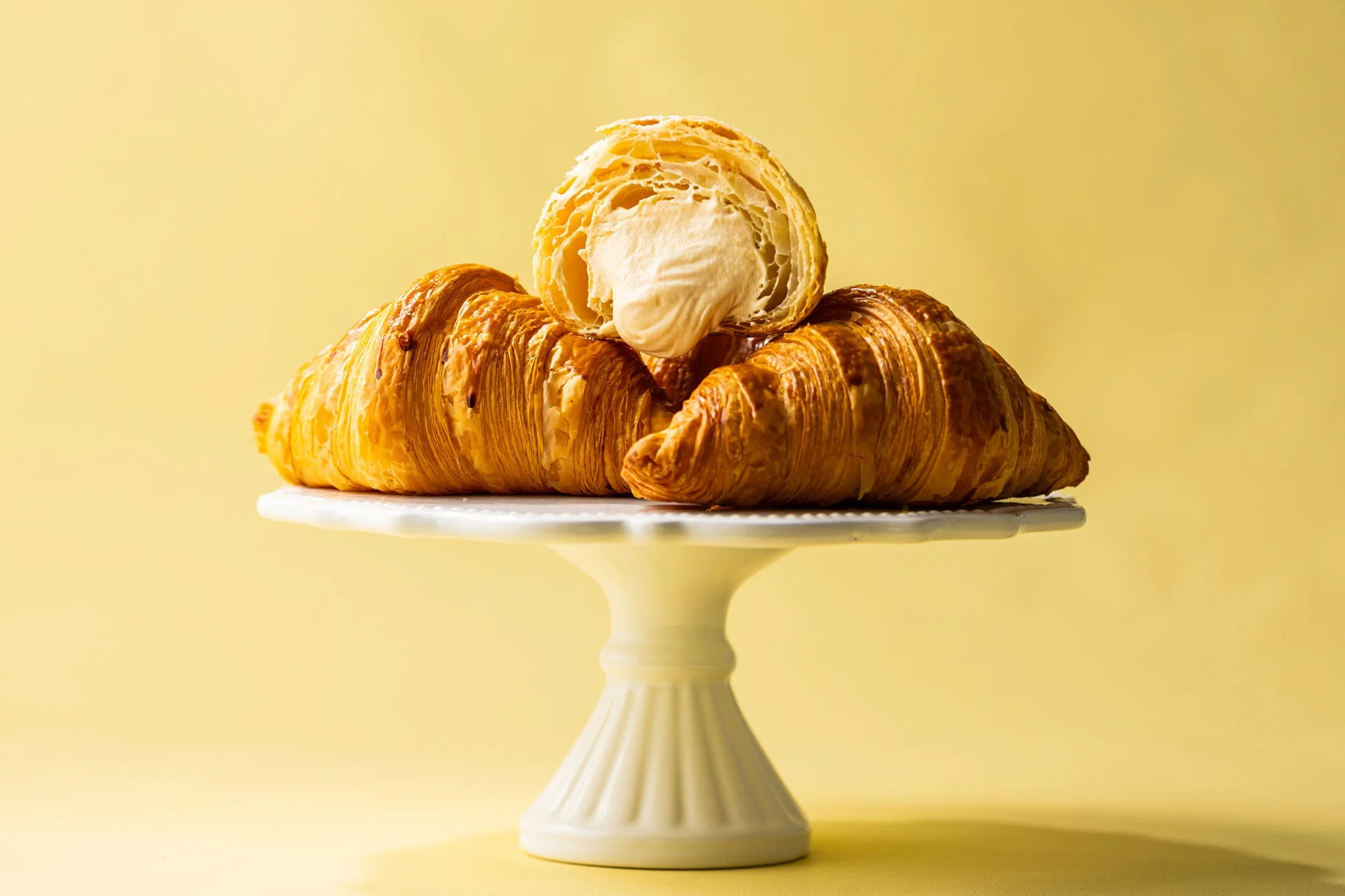 白いクリームがたっぷり詰まったクロワッサン