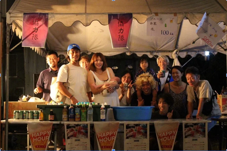 祭り、屋台、イベント、人々、笑顔、夜、夏、ドリンク、家族、友達、日本、協力隊、フェスティバル、賑やか