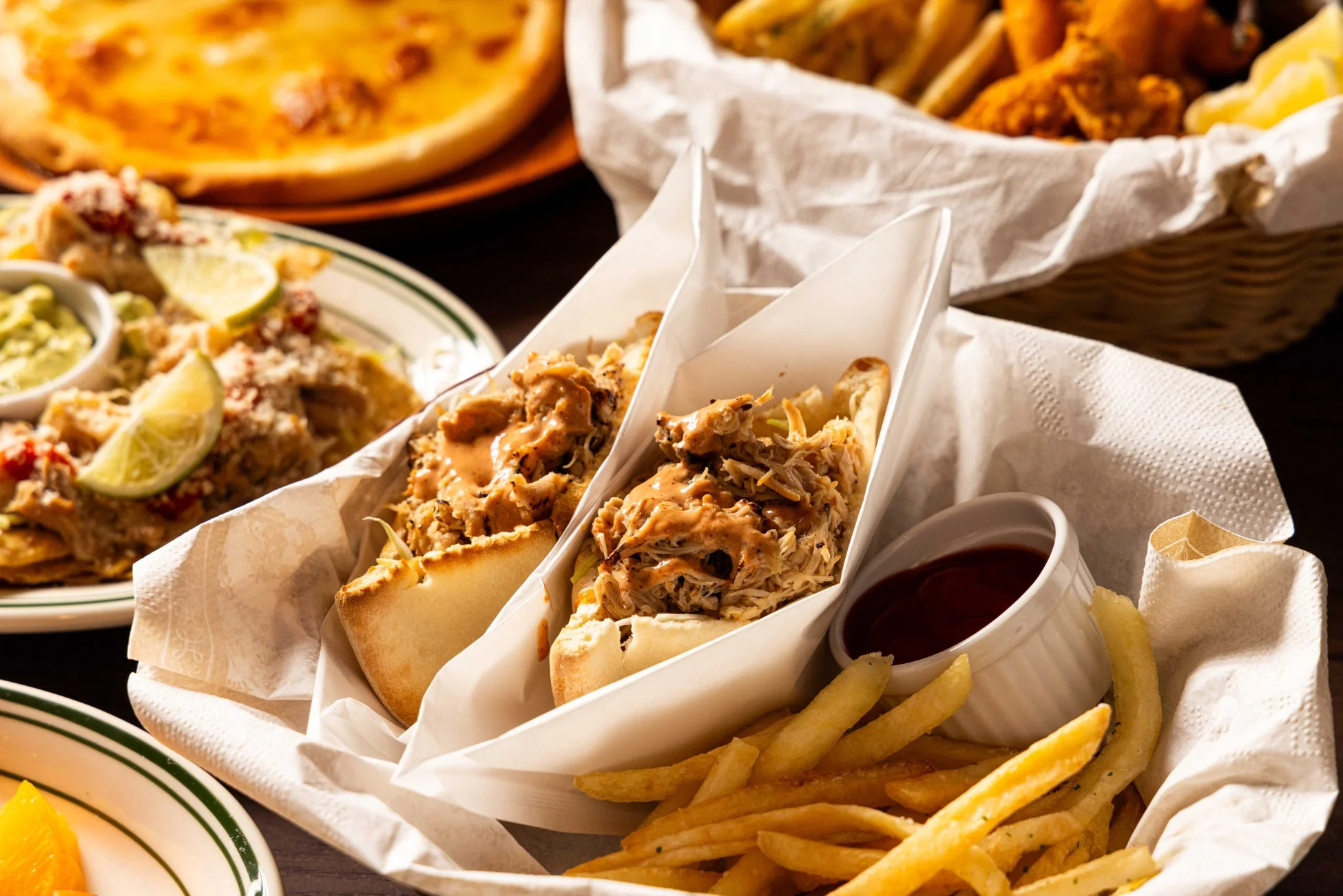 サンドイッチ、ピザ、ナチョス