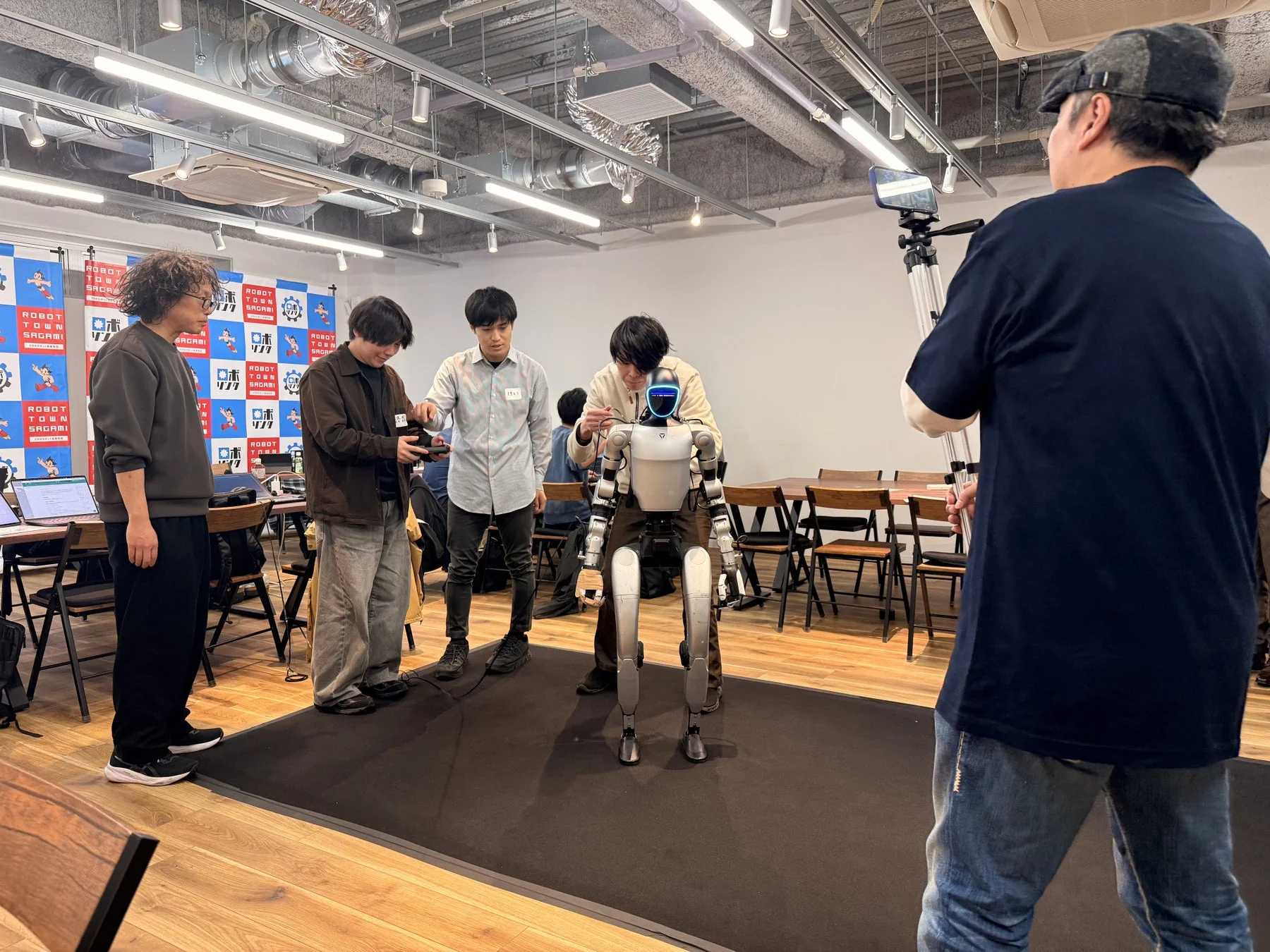 ロボットを囲む人々