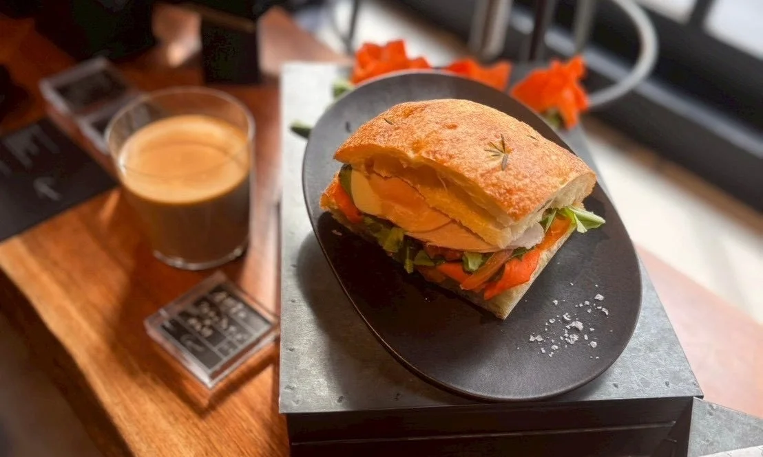 春野菜のフォカッチャサンドとカフェラテ