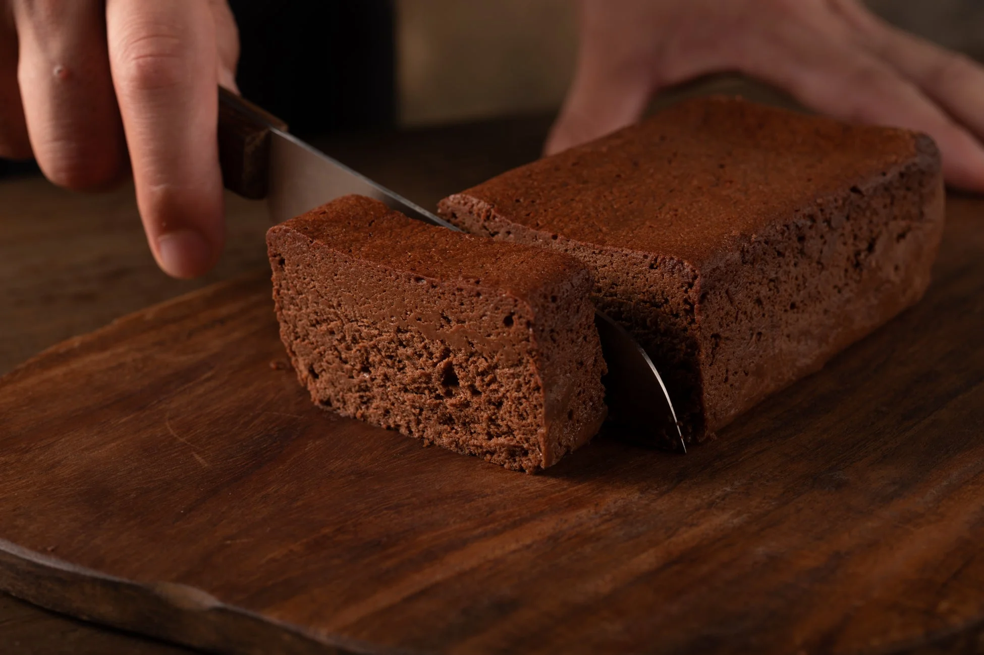 チョコレートケーキをカットする様子
