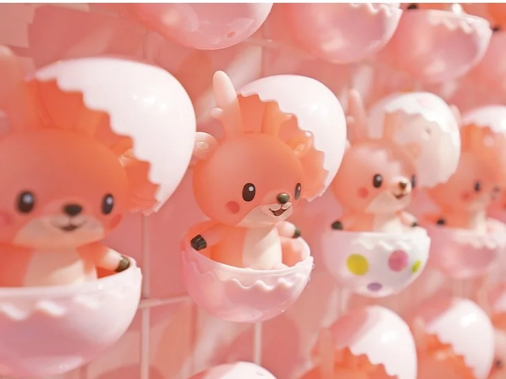 卵から顔を出す可愛い動物のフィギュア