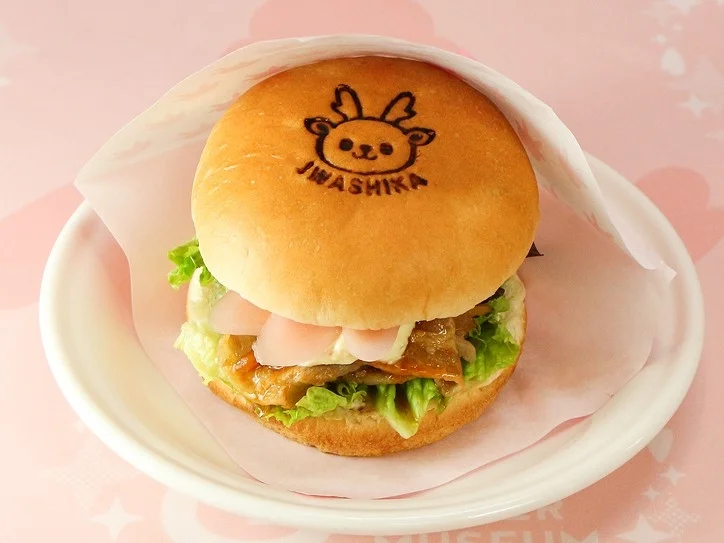 イワシカちゃんの焼印入りハンバーガー