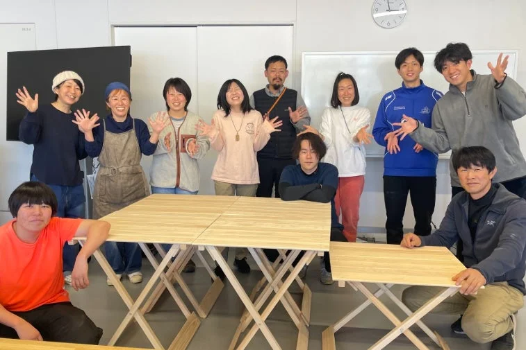 集合写真、ワークショップ、木製テーブル、笑顔、人々、グループ、室内、クラフト、DIY、学習