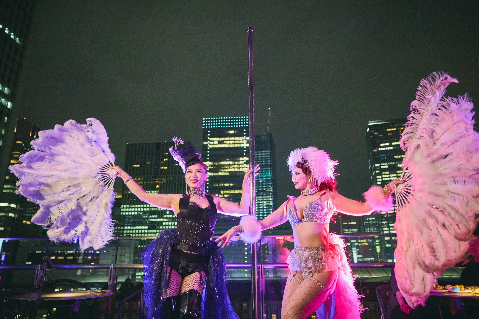 夜景を背景にしたポールダンスパフォーマンス