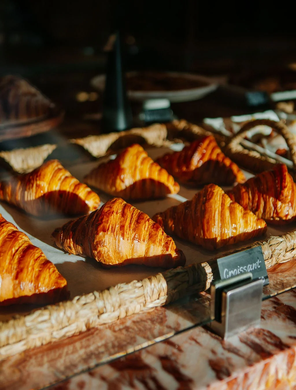焼きたての黄金色のクロワッサンが美しく並べられたディスプレイ