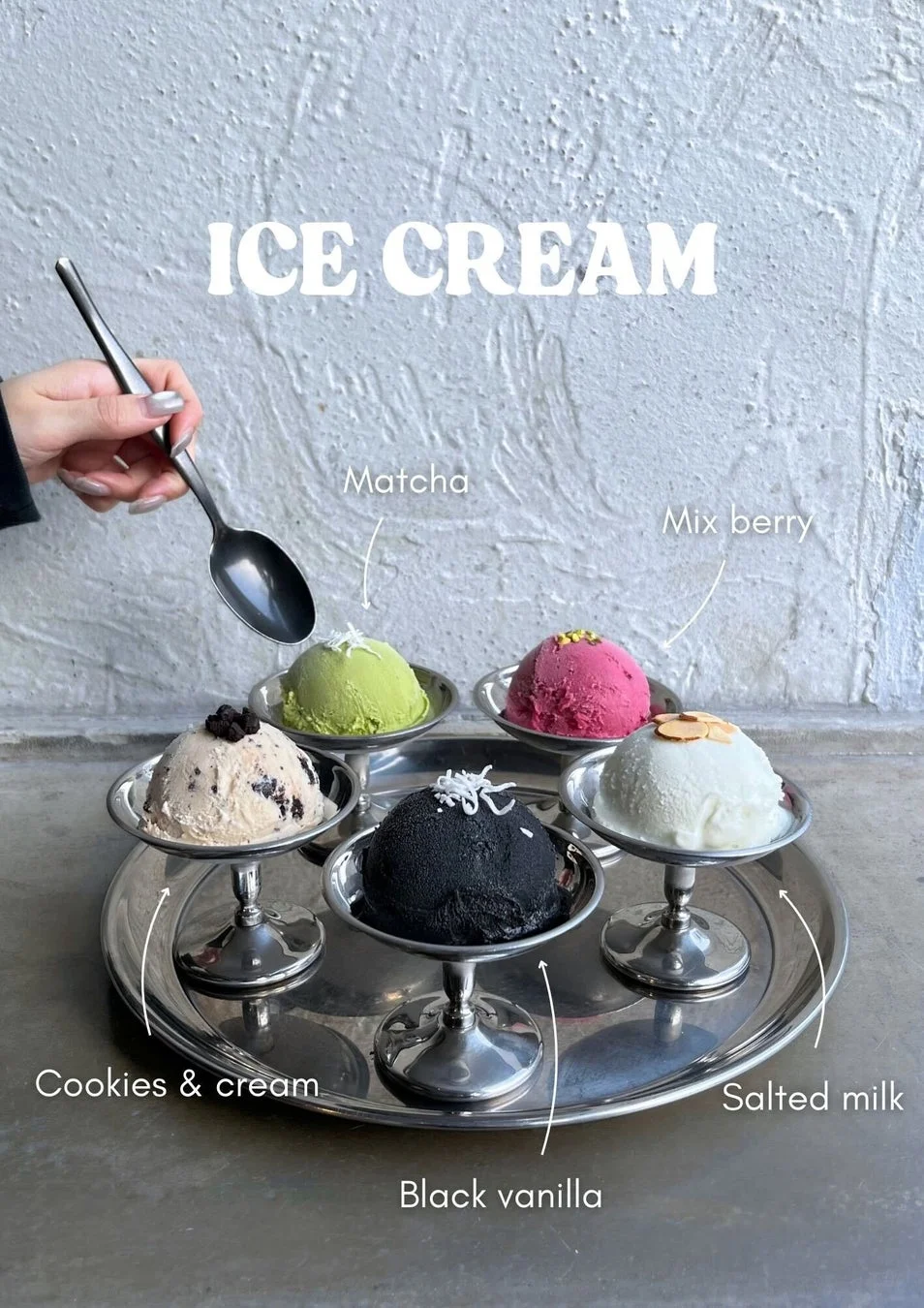 銀色のトレーに盛り付けられた抹茶、ミックスベリー、クッキー＆クリーム、ブラックバニラ、ソルテッドミルクの5種類のアイスクリーム